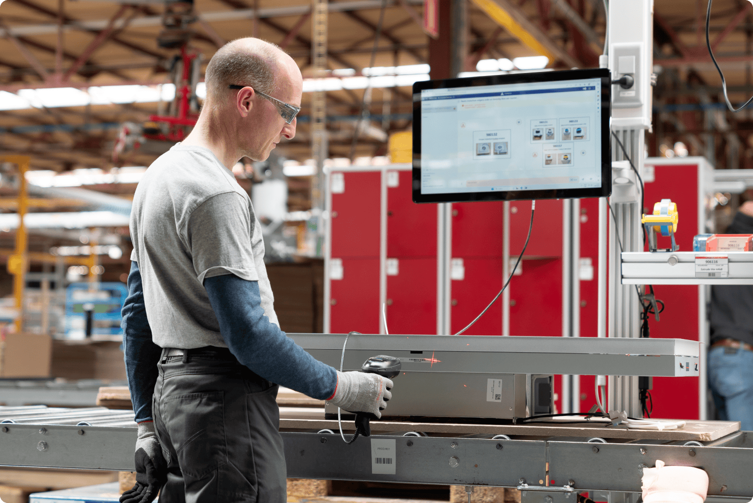 Operator using Azumuta Manufacturing Software on the shop floor