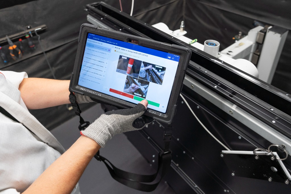 Digital Work Instructions vs. Paper-Based Instructions